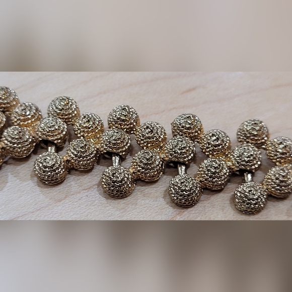 Vintage Gold Tone Textured Necklace - Picture 4 of 10